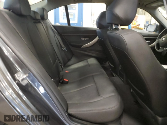 2017 BMW 3 Series 320i xDrive z VIN WBA8A3C30HK693057, wystawiony jako Copart lot #55702505 z przebiegiem 128 182 mil mil oraz Czysty tytuł • Clean title. Historia ofert i sprzedaży dostępna na DreamBid. Obrazek 10.