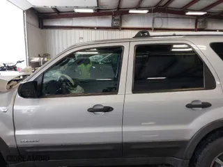 2002 Ford Escape XLT Choice with VIN 1FMYU041X2KD64911, listed as a IAAI auction lot 41590864 with 109,968 mi miles. Bid and sale history available at carsss.com. Image 14.