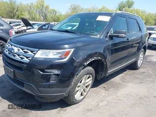 2019 Ford Explorer XLT z VIN 1FM5K8D81KGB26100, wystawiony jako IAAI lot #42074775 z przebiegiem 91 944 mil mil oraz . Historia ofert i sprzedaży dostępna na DreamBid. Obrazek 2.