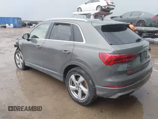 2020 Audi Q3 Premium z VIN WA1AECF30L1052472, wystawiony jako IAAI lot #41886809 z przebiegiem 101 600 mil mil oraz . Historia ofert i sprzedaży dostępna na DreamBid. Obrazek 3.