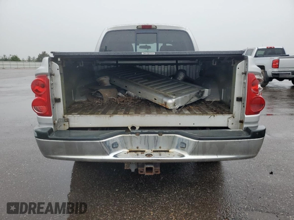 2005 Dodge Dakota SLT z VIN 1D7HW48N45S253901, wystawiony jako Copart lot #59167695 z przebiegiem 134 353 mil mil oraz Czysty tytuł • Clean title. Historia ofert i sprzedaży dostępna na DreamBid. Obrazek 6.