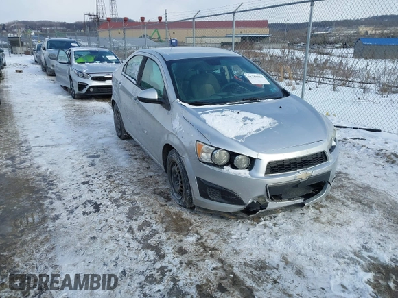 2013 Chevrolet Sonic LS z VIN 1G1JA5SG6D4236927, wystawiony jako IAAI lot #41356033 z przebiegiem 138 000 mil mil oraz . Historia ofert i sprzedaży dostępna na DreamBid. Obrazek 1.