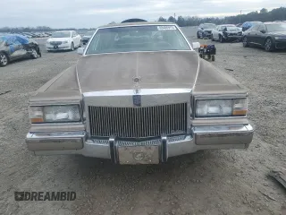 1990 Cadillac Brougham z VIN 1G6DW54Y1LR710024, wystawiony jako Copart lot #88406975 z przebiegiem 183 170 mil mil oraz Tytuł czysty. Historia ofert i sprzedaży dostępna na DreamBid. Obrazek 5.