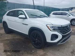2024 Volkswagen Atlas SE z VIN 1V2HE2CAXRC235388, wystawiony jako IAAI lot #42077564 z przebiegiem 18 582 mil mil oraz . Historia ofert i sprzedaży dostępna na DreamBid. Obrazek 1.
