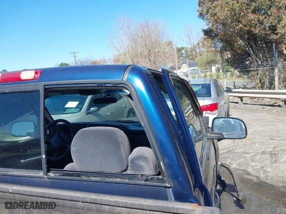 2000 Chevrolet Silverado 1500 LS with VIN 1GCEK14T8YE256265, listed as a IAAI auction lot 41826268 with 419,780 mi miles. Bid and sale history available at carsss.com. Image 20.