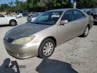 2005 Toyota Camry STD z VIN 4T1BE32KX5U992928, wystawiony jako Copart lot #51871865 z przebiegiem 267 798 mil mil oraz Czysty tytuł • Clean title. Historia ofert i sprzedaży dostępna na DreamBid. Obrazek 1.