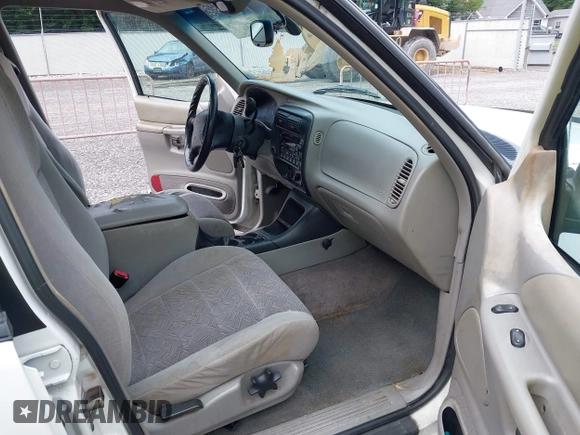 2000 Ford Explorer XLT z VIN 1FMZU63E9YZB43747, wystawiony jako IAAI lot #42676902 z przebiegiem 258 749 mil mil oraz . Historia ofert i sprzedaży dostępna na DreamBid. Obrazek 5.