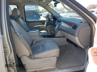 2007 GMC Yukon XL SLT with VIN 1GKFC16077R187116, listed as a IAAI auction lot 42020184 with 195,721 mi miles. Bid and sale history available at carsss.com. Image 5.