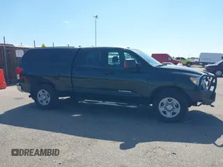 2010 Toyota Tundra z VIN 5TFUW5F11AX103188, wystawiony jako IAAI lot #39811998 z przebiegiem 198 948 mil mil oraz . Historia ofert i sprzedaży dostępna na DreamBid. Obrazek 13.