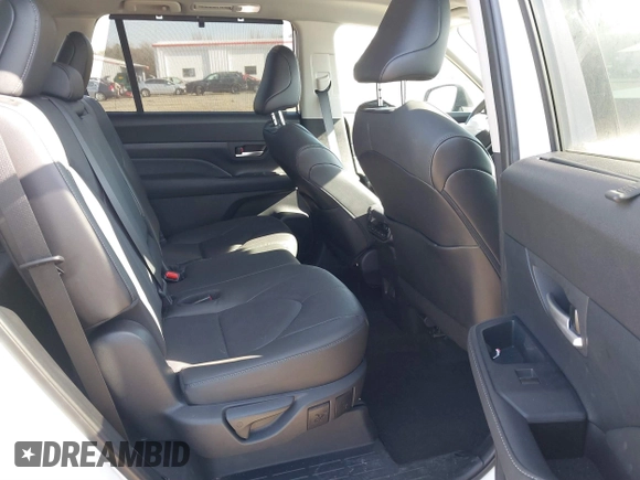 2024 Toyota Highlander XLE z VIN 5TDAAAA59RS013969, wystawiony jako IAAI lot #41816855 z przebiegiem 25 958 mil mil oraz . Historia ofert i sprzedaży dostępna na DreamBid. Obrazek 8.