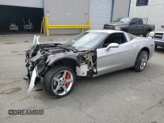 2008 Chevrolet Corvette z VIN 1G1YY26W685116510, wystawiony jako Copart lot #55888895 z przebiegiem Nie podano mil oraz Szkoda całkowita • Salvage title. Historia ofert i sprzedaży dostępna na DreamBid. Obrazek 1.