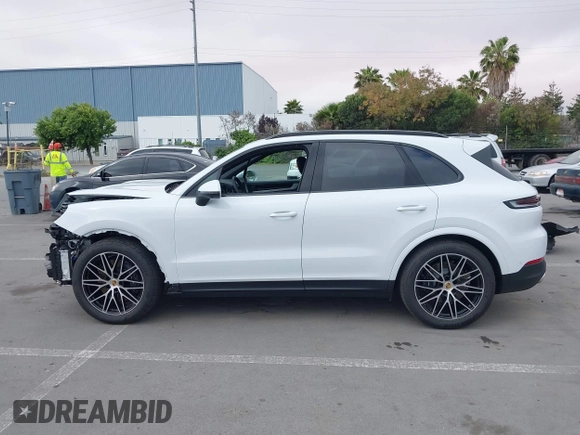 2024 Porsche Cayenne z VIN WP1AA2AY6RDA14314, wystawiony jako IAAI lot #42439986 z przebiegiem 3 212 mil mil oraz . Historia ofert i sprzedaży dostępna na DreamBid. Obrazek 15.