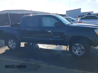 2015 Toyota Tacoma PreRunner z VIN 5TFJX4GN4FX039649, wystawiony jako IAAI lot #41240801 z przebiegiem 233 108 mil mil oraz . Historia ofert i sprzedaży dostępna na DreamBid. Obrazek 13.