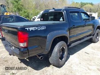 2017 Toyota Tacoma SR5 z VIN 3TMCZ5AN1HM062459, wystawiony jako IAAI lot #42138261 z przebiegiem 75 474 mil mil oraz . Historia ofert i sprzedaży dostępna na DreamBid. Obrazek 4.