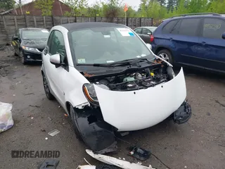2019 Smart fortwo Pure with VIN WMEFJ9BA1KK375602, listed as a IAAI auction lot 42223321 with Not provided miles and . Bid and sale history available at DreamBid. Image 1.