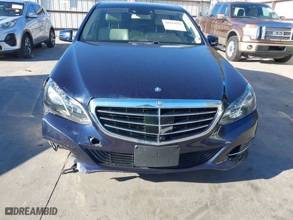 2014 Mercedes-Benz E-Class E 350 Luxury with VIN WDDHF8JBXEB068470, listed as a IAAI auction lot 40914692 with 96,308 mi miles. Bid and sale history available at carsss.com. Image 12.