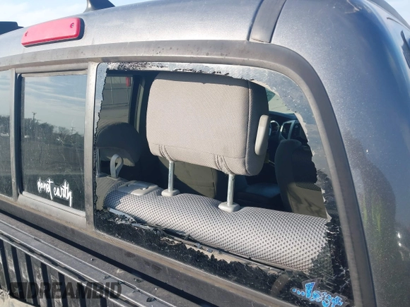 2014 Toyota Tacoma with VIN 3TMLU4EN3EM151545, listed as a IAAI auction lot 41821451 with 261,311 mi miles. Bid and sale history available at carsss.com. Image 18.