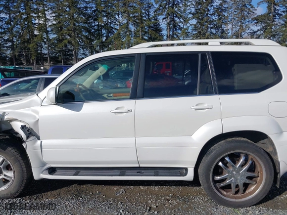 2003 Lexus GX 470 with VIN JTJBT20X330021757, listed as a IAAI auction lot 41695930 with 177,634 mi miles. Bid and sale history available at carsss.com. Image 14.