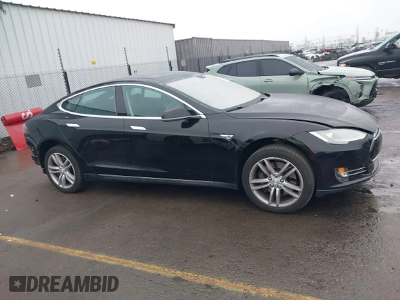 2013 Tesla Model S с VIN 5YJSA1CN0DFP20408, выставлен на аукционе IAAI как лот 41524470 с пробегом Не указан миль и . История ставок и продаж доступна на DreamBid. Изображение 14.