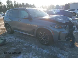 2024 BMW X5 xDrive40i z VIN 5UX23EU06R9T45953, wystawiony jako IAAI lot #41338362 z przebiegiem 33 943 mil mil oraz . Historia ofert i sprzedaży dostępna na DreamBid. Obrazek 1.