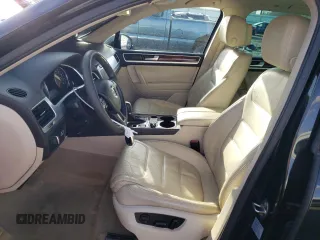 2012 Volkswagen Touareg Lux z VIN WVGEK9BP4CD008562, wystawiony jako Copart lot #47947675 z przebiegiem 136 048 mil mil oraz Szkoda całkowita • Salvage title. Historia ofert i sprzedaży dostępna na DreamBid. Obrazek 7.