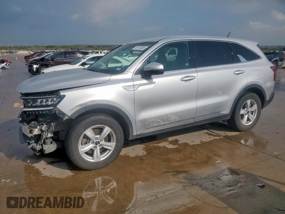 2021 Kia Sorento LX z VIN 5XYRG4LC3MG056711, wystawiony jako Copart lot #50418085 z przebiegiem 98 133 mil mil oraz Czysty tytuł • Clean title. Historia ofert i sprzedaży dostępna na DreamBid. Obrazek 1.