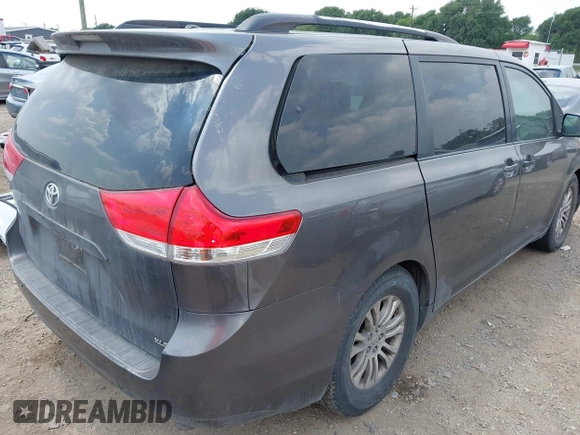 2012 Toyota Sienna XLE AAS z VIN 5TDYK3DC3CS240342, wystawiony jako IAAI lot #42172125 z przebiegiem 244 483 mil mil oraz . Historia ofert i sprzedaży dostępna na DreamBid. Obrazek 4.
