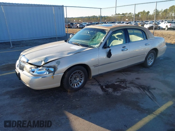2001 Lincoln Town Car Cartier z VIN 1LNHM83W21Y621003, wystawiony jako IAAI lot #41291516 z przebiegiem 145 455 mil mil oraz . Historia ofert i sprzedaży dostępna na DreamBid. Obrazek 2.