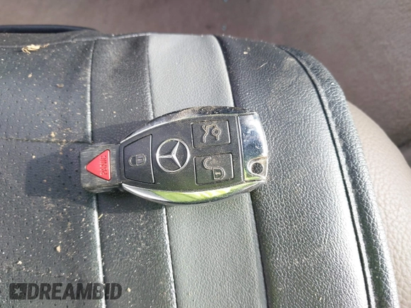 2012 Mercedes-Benz C 300 Sport z VIN WDDGF8BB1CA717117, wystawiony jako IAAI lot #42684049 z przebiegiem 184 128 mil mil oraz . Historia ofert i sprzedaży dostępna na DreamBid. Obrazek 11.