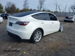 2022 Tesla Model Y Long Range z VIN 7SAYGDEE0NF435252, wystawiony jako IAAI lot #41449612 z przebiegiem 48 671 mil mil oraz . Historia ofert i sprzedaży dostępna na DreamBid. Obrazek 4.