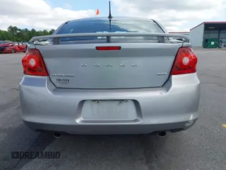 2013 Dodge Avenger SXT z VIN 1C3CDZCG7DN742374, wystawiony jako IAAI lot #42349766 z przebiegiem 110 867 mil mil oraz . Historia ofert i sprzedaży dostępna na DreamBid. Obrazek 13.