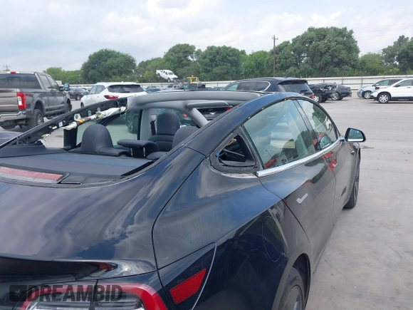 2018 Tesla Model 3 Long Range Battery z VIN 5YJ3E1EB3JF178812, wystawiony jako IAAI lot #42124838 z przebiegiem 124 229 mil mil oraz . Historia ofert i sprzedaży dostępna na DreamBid. Obrazek 22.