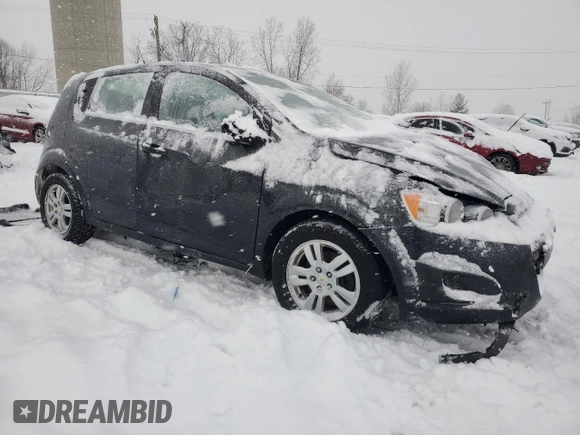 2012 Chevrolet Sonic LT z VIN 1G1JD6SB0C4147161, wystawiony jako Copart lot #41803735 z przebiegiem Nie podano mil oraz Czysty tytuł • Clean title. Historia ofert i sprzedaży dostępna na DreamBid. Obrazek 4.