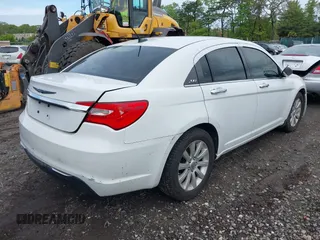 2013 Chrysler 200 Limited with VIN 1C3CCBCG1DN569199, listed as a IAAI auction lot 39458905 with 180,997 mi miles. Bid and sale history available at carsss.com. Image 4.