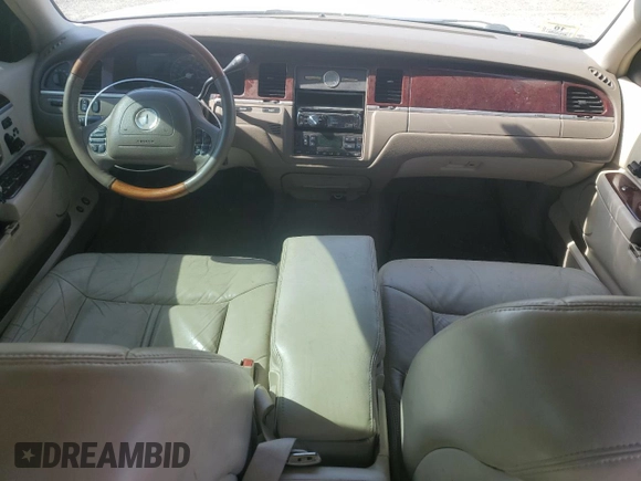2004 Lincoln Town Car Ultimate z VIN 1LNHM83W94Y654164, wystawiony jako Copart lot #56313675 z przebiegiem 138 422 mil mil oraz Czysty tytuł • Clean title. Historia ofert i sprzedaży dostępna na DreamBid. Obrazek 8.
