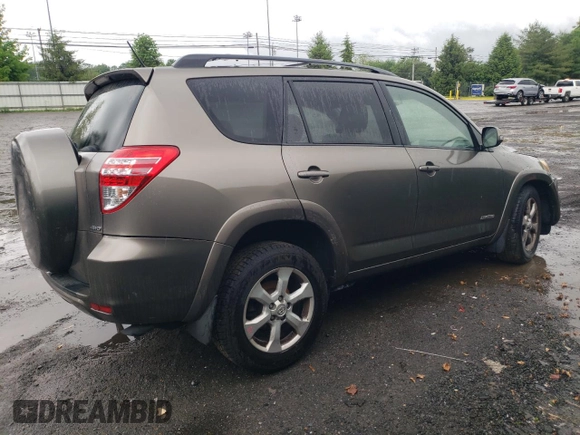 2010 Toyota RAV4 Limited z VIN JTMDK4DV6AD012804, wystawiony jako Copart lot #56024605 z przebiegiem Nie podano mil oraz Szkoda całkowita • Salvage title. Historia ofert i sprzedaży dostępna na DreamBid. Obrazek 3.