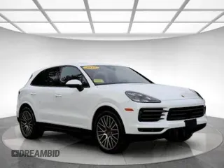 2022 Porsche Cayenne z VIN WP1AA2AY2NDA06673, wystawiony jako Copart lot #42586635 z przebiegiem 17 392 mil mil oraz Czysty tytuł • Clean title. Historia ofert i sprzedaży dostępna na DreamBid. Obrazek 1.