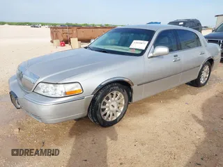 2007 Lincoln Town Car Signature z VIN 1LNHM81W77Y637564, wystawiony jako IAAI lot #42035072 z przebiegiem 121 357 mil mil oraz . Historia ofert i sprzedaży dostępna na DreamBid. Obrazek 2.
