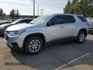 2020 Chevrolet Traverse LS z VIN 1GNERFKW1LJ156229, wystawiony jako Copart lot #52376755 z przebiegiem 63 951 mil mil oraz Szkoda całkowita • Salvage title. Historia ofert i sprzedaży dostępna na DreamBid. Obrazek 1.