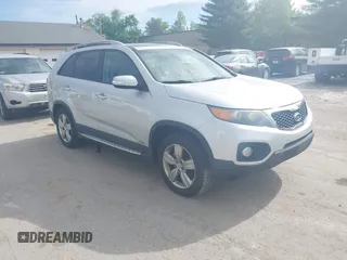 2012 Kia Sorento EX z VIN 5XYKUDA21CG235090, wystawiony jako IAAI lot #42386362 z przebiegiem 163 595 mil mil oraz . Historia ofert i sprzedaży dostępna na DreamBid. Obrazek 1.