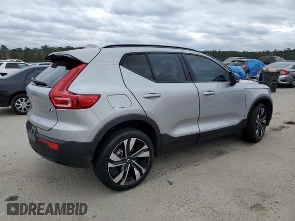 2023 Volvo XC40 Ultimate Dark Theme z VIN YV4L12UX2P2098537, wystawiony jako Copart lot #82546974 z przebiegiem 5 477 mil mil oraz Szkoda całkowita • Salvage title. Historia ofert i sprzedaży dostępna na DreamBid. Obrazek 3.