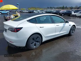 2021 Tesla Model 3 Standard Range Plus z VIN 5YJ3E1EA5MF977437, wystawiony jako IAAI lot #40297512 z przebiegiem 72 039 mil mil oraz . Historia ofert i sprzedaży dostępna na DreamBid. Obrazek 4.