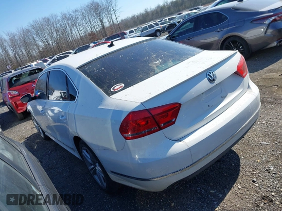 2013 Volkswagen Passat SEL Premium z VIN 1VWCN7A39DC036013, wystawiony jako IAAI lot #41632682 z przebiegiem 158 680 mil mil oraz . Historia ofert i sprzedaży dostępna na DreamBid. Obrazek 3.