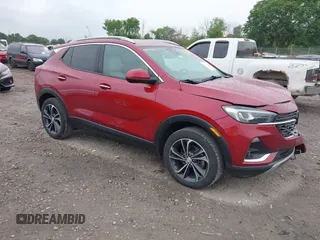 2021 Buick Encore GX Essence z VIN KL4MMGSL5MB118720, wystawiony jako IAAI lot #42526561 z przebiegiem 135 855 mil mil oraz . Historia ofert i sprzedaży dostępna na DreamBid. Obrazek 1.