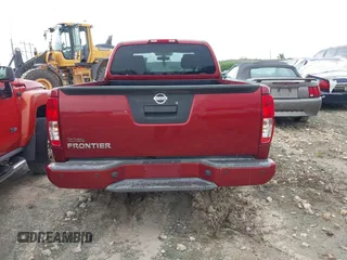 2017 Nissan Frontier S z VIN 1N6BD0CT1HN743460, wystawiony jako IAAI lot #42205104 z przebiegiem 139 333 mil mil oraz . Historia ofert i sprzedaży dostępna na DreamBid. Obrazek 16.