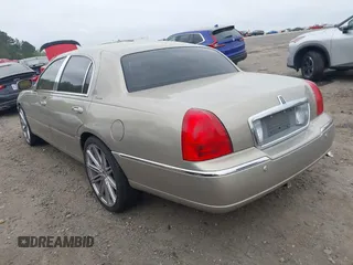 2003 Lincoln Town Car Signature z VIN 1LNHM82W73Y645995, wystawiony jako IAAI lot #41958634 z przebiegiem 172 960 mil mil oraz . Historia ofert i sprzedaży dostępna na DreamBid. Obrazek 3.