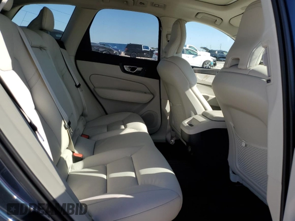 2025 Volvo XC60 Plus z VIN YV4M12RC4S1012704, wystawiony jako Copart lot #48241835 z przebiegiem 4 893 mil mil oraz Szkoda całkowita • Salvage title. Historia ofert i sprzedaży dostępna na DreamBid. Obrazek 11.