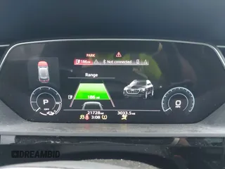 2023 Audi e-tron Premium Plus z VIN WA1LAAGE8PB006137, wystawiony jako IAAI lot #41974875 z przebiegiem 21 728 mil mil oraz . Historia ofert i sprzedaży dostępna na DreamBid. Obrazek 18.