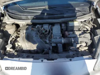 2015 Nissan Micra S z VIN 3N1CK3CPXFL204014, wystawiony jako Copart lot #50010915 z przebiegiem Nie podano mil oraz Nie do naprawy • Non repairable. Historia ofert i sprzedaży dostępna na DreamBid. Obrazek 11.
