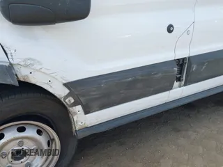 2023 Ford Transit Cargo z VIN 1FTBR1C89PKB34445, wystawiony jako IAAI lot #42414755 z przebiegiem 30 593 mil mil oraz . Historia ofert i sprzedaży dostępna na DreamBid. Obrazek 18.